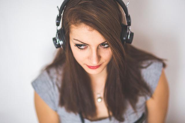 Jak działa funkcja redukcji szumów w słuchawkach?